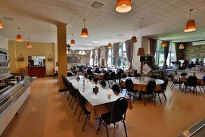 朝食、ランチ、ディナーに営業
