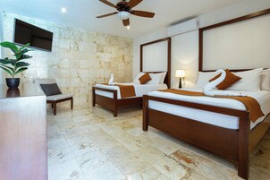 Ropa de cama de alta calidad y caja de seguridad en la habitación 