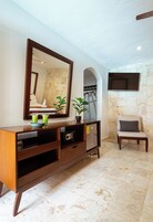 小型开间套房, 2 张大床 | 高档床上用品、客房内保险箱、办公桌、熨斗/熨板