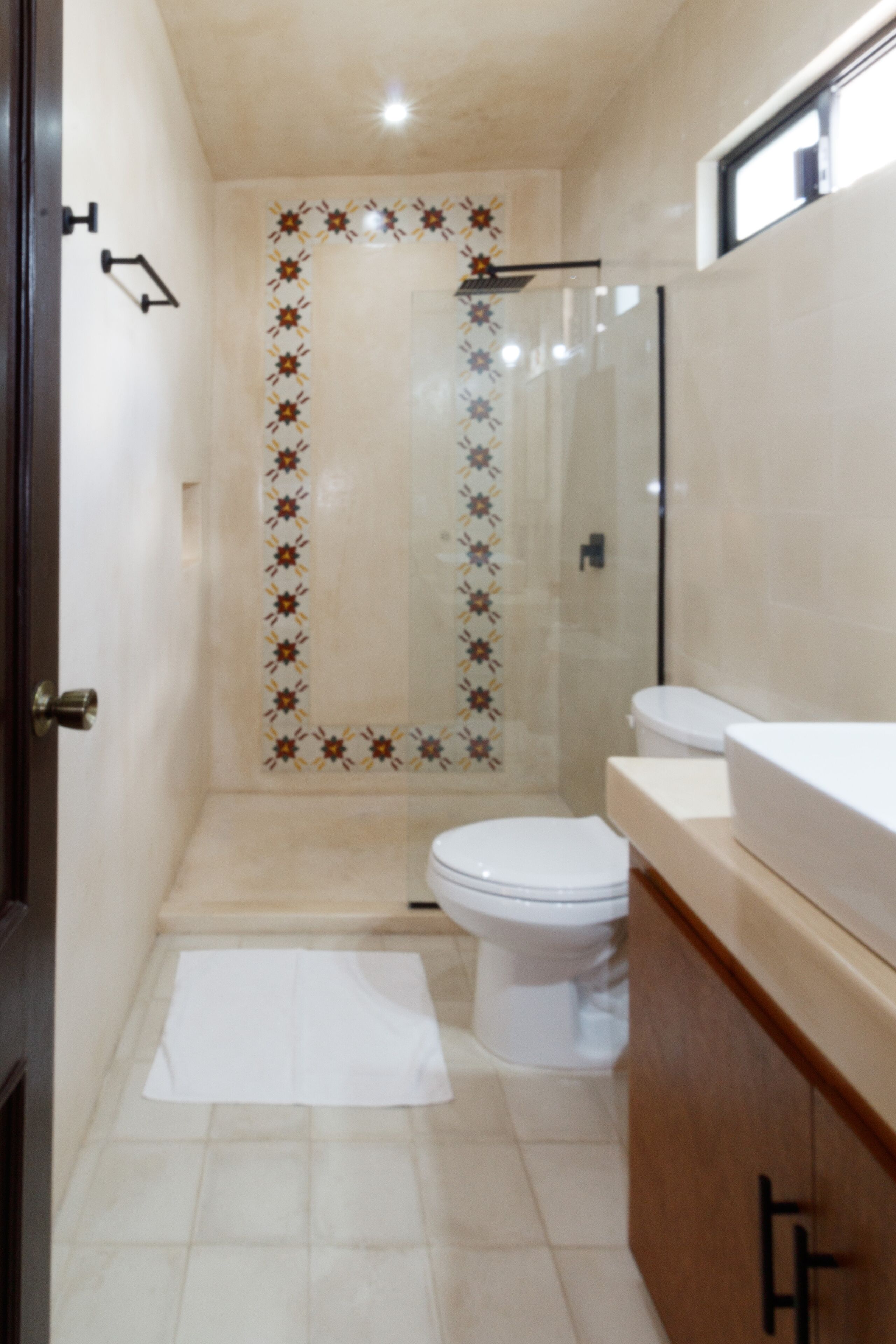 deluxe room, 1 king bed, non smoking, pool view | bathroom | shower, free toiletries, hair dryer, towels