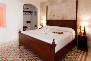 Habitación Deluxe, 1 cama de matrimonio grande | Ropa de cama de alta calidad, caja fuerte, escritorio