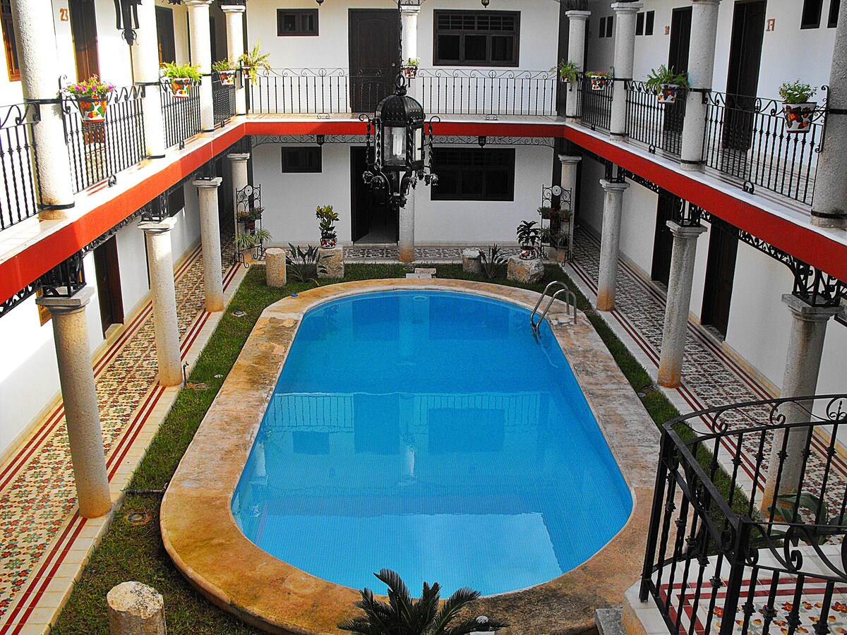 Hotel Aurora Valladolid pool area
