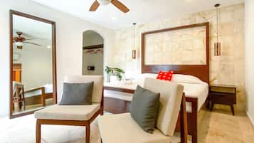 Suite estudio junior, 1 habitación, para no fumadores, vista a la alberca | Ropa de cama de alta calidad y caja de seguridad en la habitación