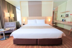 One-Bedroom Superior Room | In-room safe, desk, blackout curtains, free WiFi - Petals Inn by Zuzu (Bangkok)
