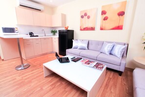 One-Bedroom Deluxe Room | 客房内保险箱、办公桌、遮光窗帘、免费 WiFi