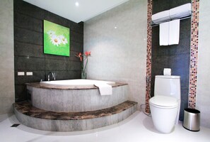 One-Bedroom Deluxe Room | Bathroom - Petals Inn by Zuzu (Bangkok)