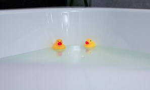 One-Bedroom Deluxe Room | Private spa tub - Petals Inn by Zuzu (Bangkok)