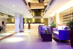 Lobby sitting area - Petals Inn by Zuzu (Bangkok)