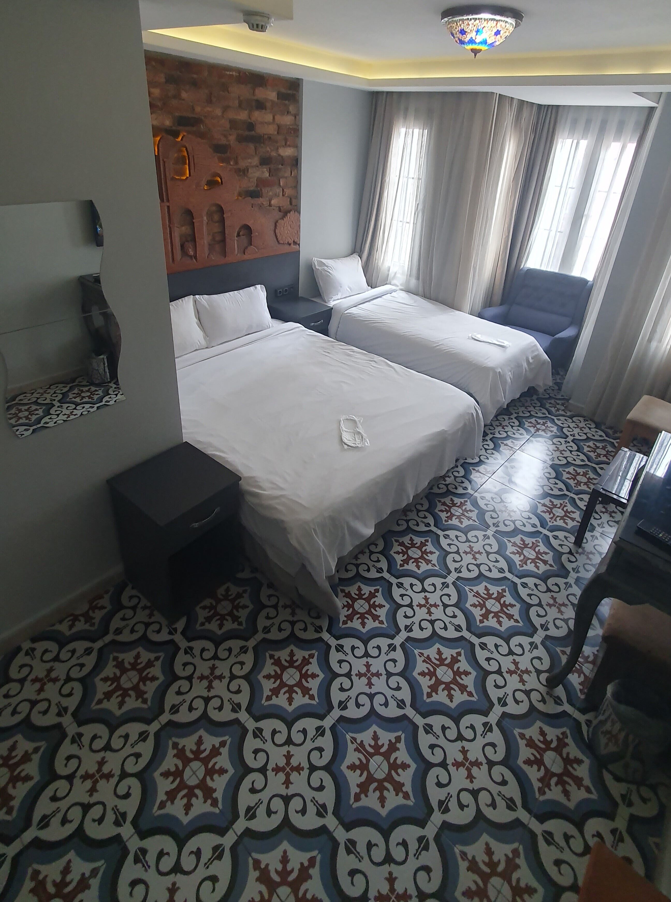 Habitación triple superior | Minibar, caja fuerte, sistema de insonorización y wifi gratis