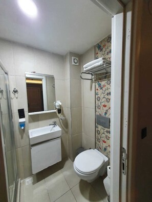 Chambre Triple Supérieure | Salle de bain | Douche, articles de toilette gratuits, sèche-cheveux, chaussons