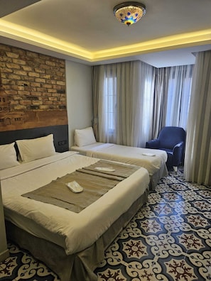 Superior driepersoonskamer | Een minibar, een kluis op de kamer, geluiddichte muren, gratis wifi