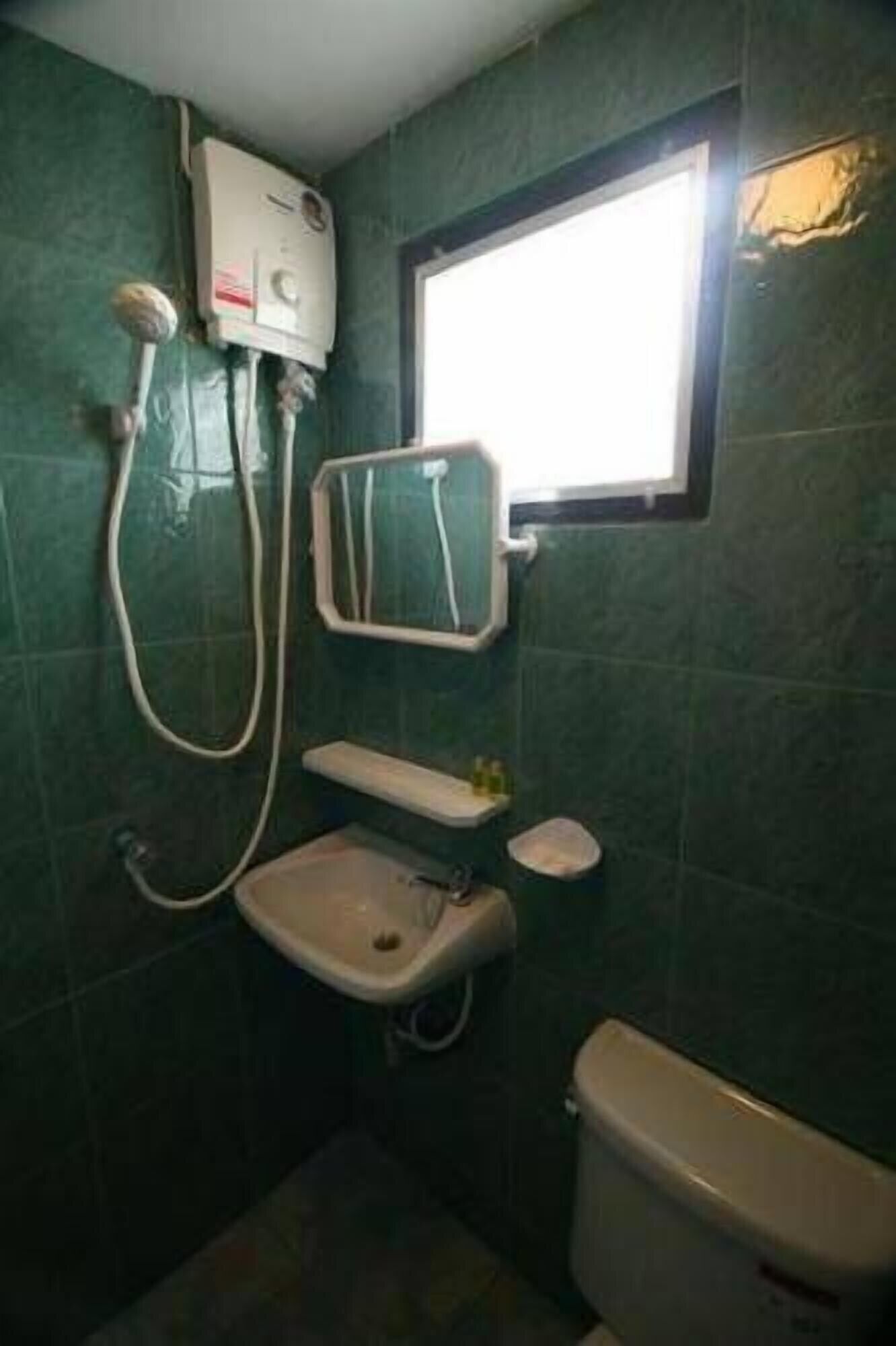 Ein kleines Badezimmer mit Toilette, Waschbecken und Dusche.