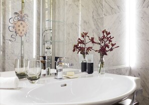 Articles de toilette de luxe, sèche-cheveux, peignoirs, chaussons