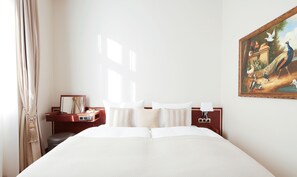 Business Plus Double Room | Egyptian cotton sheets, premium bedding, down duvets, in-room safe - Living Hotel De Medici (Düsseldorf)