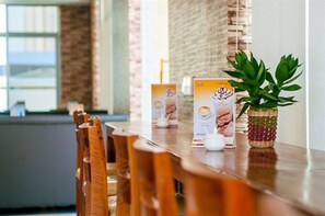 Breakfast, lunch and dinner served - J'adore Lodge (Phnom Penh)