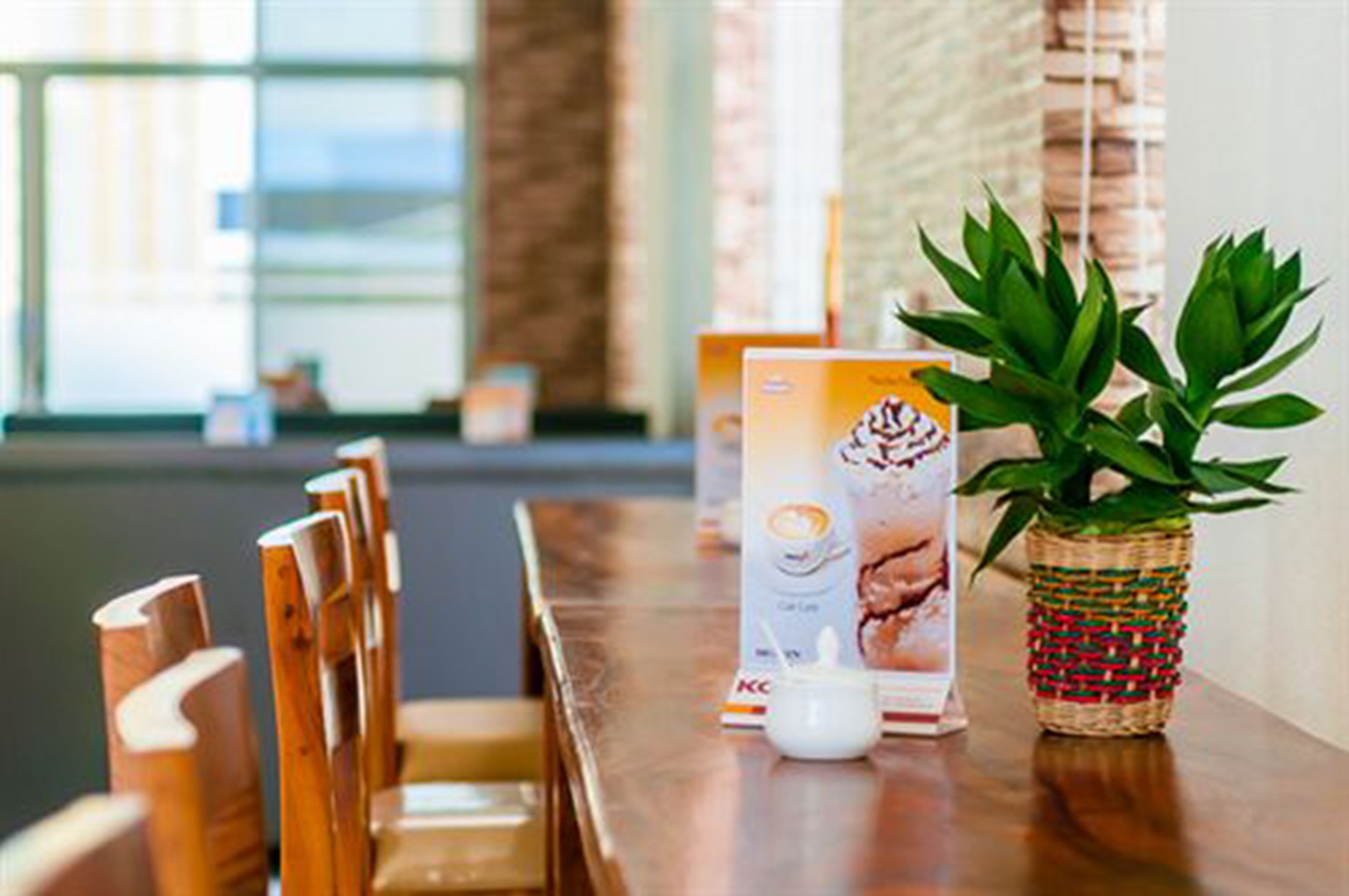 Melayani sarapan, makan siang, dan makan malam