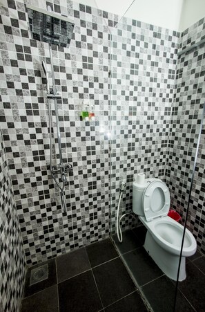Deluxe Room | Bathroom | Rainfall showerhead, free toiletries, hair dryer, bidet