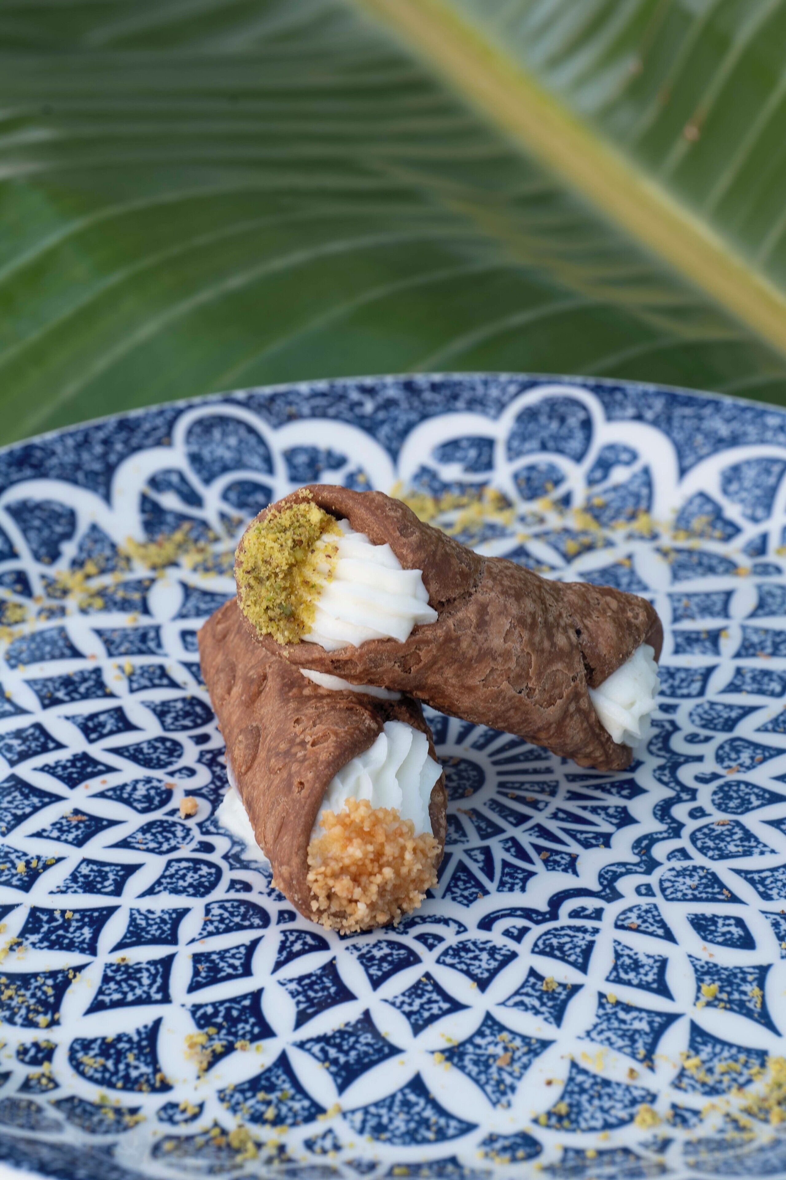Un postre sobre un plato estampado.