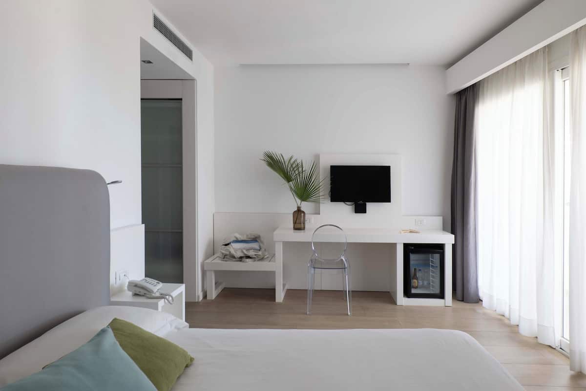 1 bedroom, minibar, in-room safe, desk
