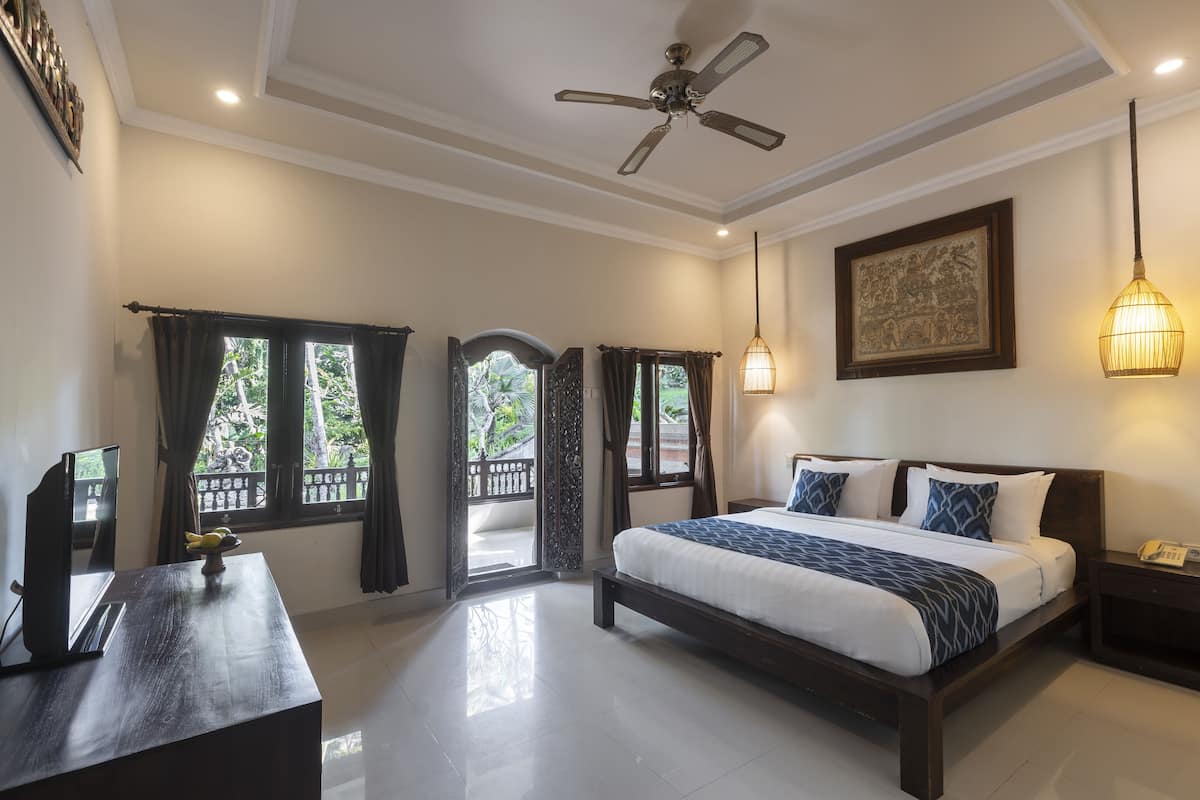 Ethnic Room | Minibar, in-room safe, desk, laptop workspace