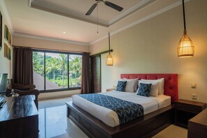 Minibar, in-room safe, desk, laptop workspace - The Artini Dijiwa Ubud (Ubud)