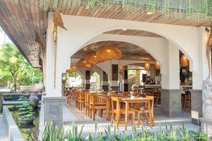 Déjeuner, dîner et brunch servis sur place, vue sur la piscine