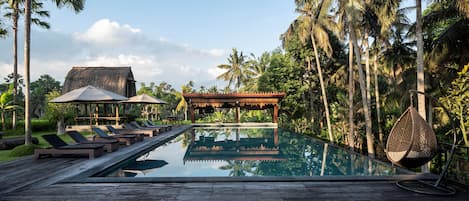 2 kolam renang outdoor, dengan payung kolam renang dan kursi berjemur