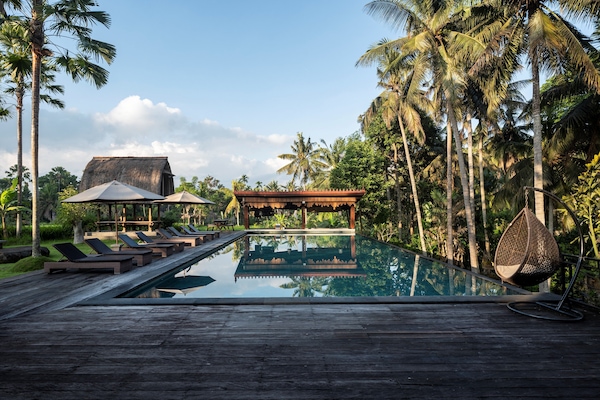 2 kolam renang outdoor, dengan payung kolam renang dan kursi berjemur