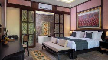 Suite Room | Minibar, in-room safe, desk, laptop workspace