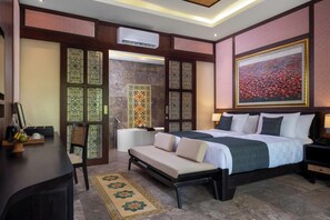 Minibar, caja de seguridad en la habitación y escritorio 