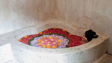 Una bañera llena de flores coloridas.