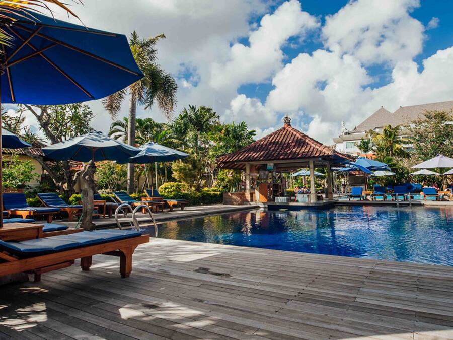 2 utendørsbassenger, bassengparasoller og solsenger