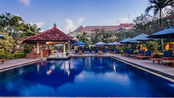 2 piscinas al aire libre, sombrillas, tumbonas