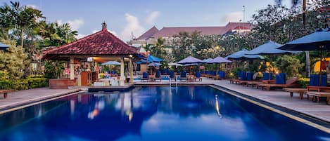 2 utendørsbassenger, bassengparasoller og solsenger