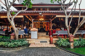 Property entrance - Kuta Puri Bungalows, Villas and Resort (Kuta)