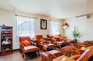 身體療程、芳香療法、熱石按摩、體膜護理、身體磨砂、面部療程