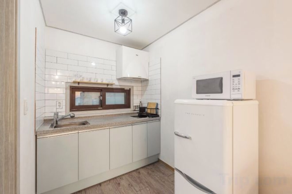 Refrigerador, microondas, placa de cocina, tetera/pava eléctrica