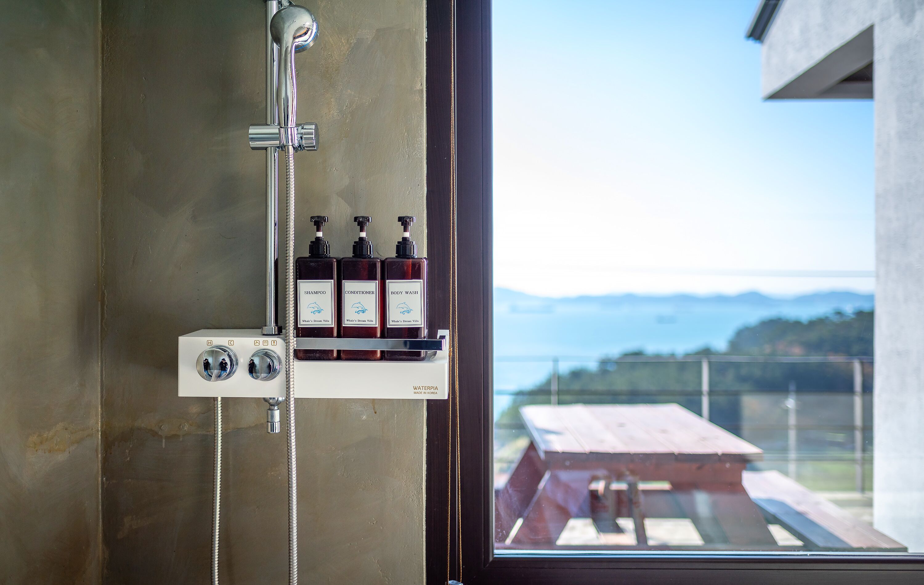 deluxe double room, jetted tub, ocean view (freewilly) | bathroom shower