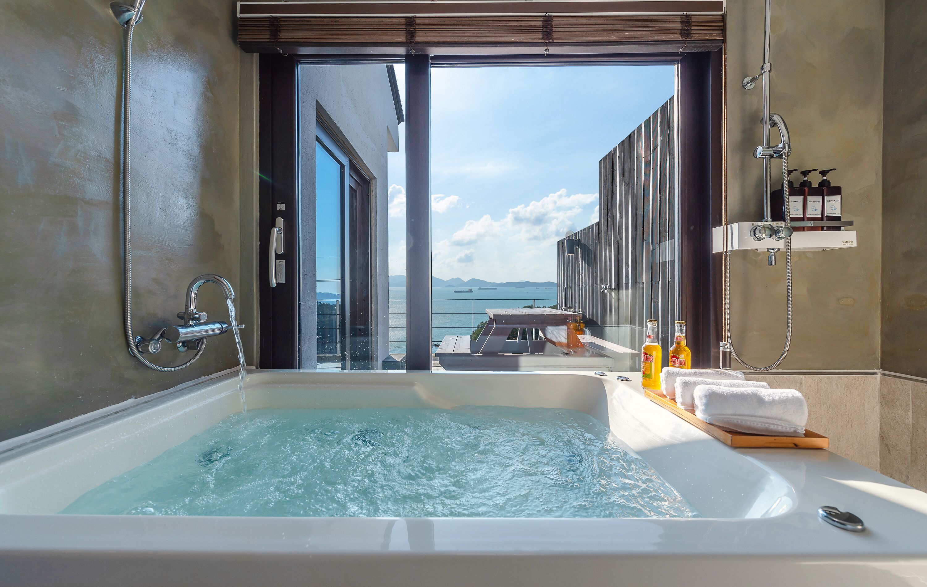 deluxe double room, jetted tub, ocean view (mobydick) | bathroom | free toiletries, hair dryer, slippers, towels