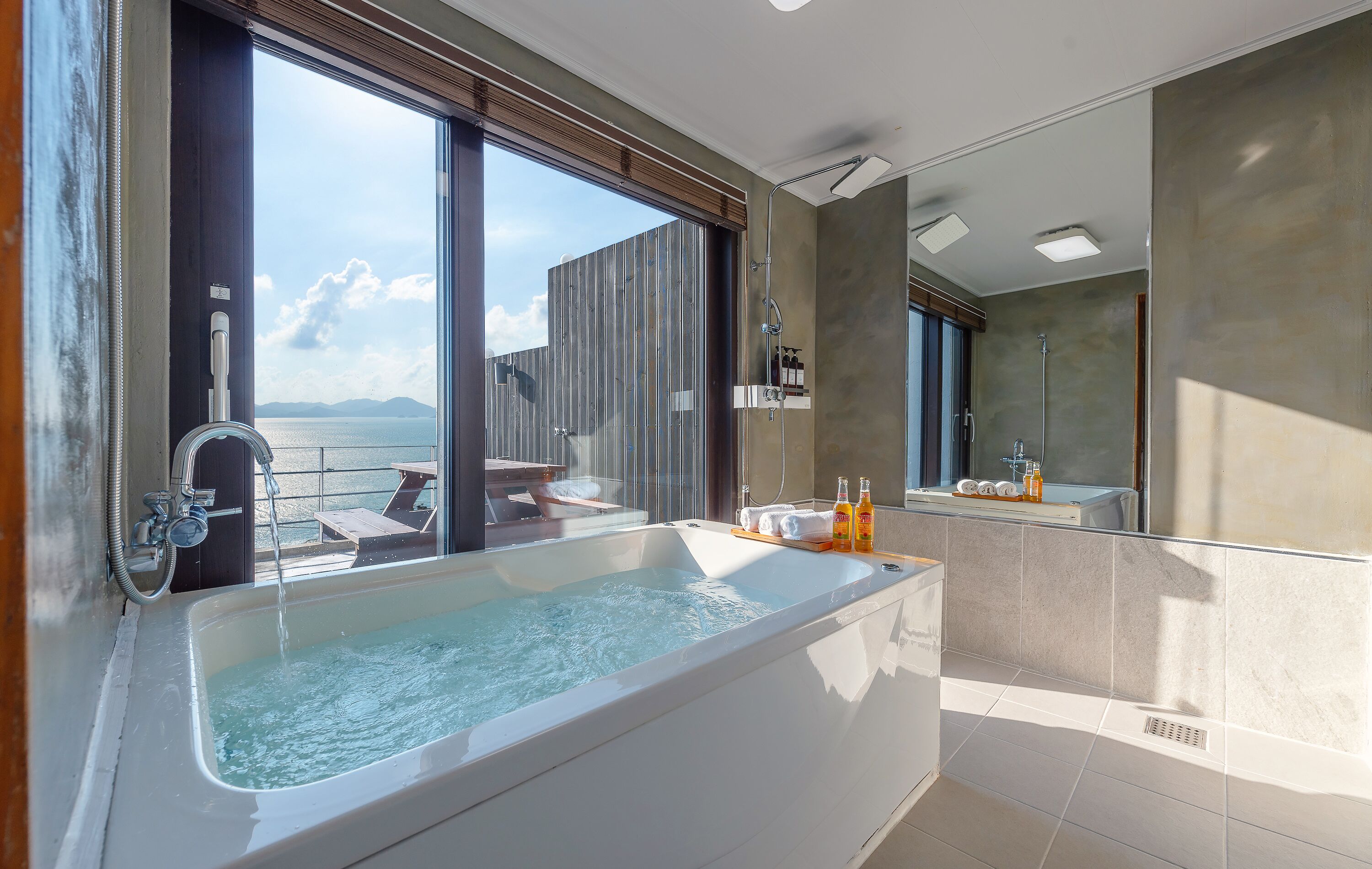 deluxe double room, jetted tub, ocean view (mobydick) | jetted bathtub