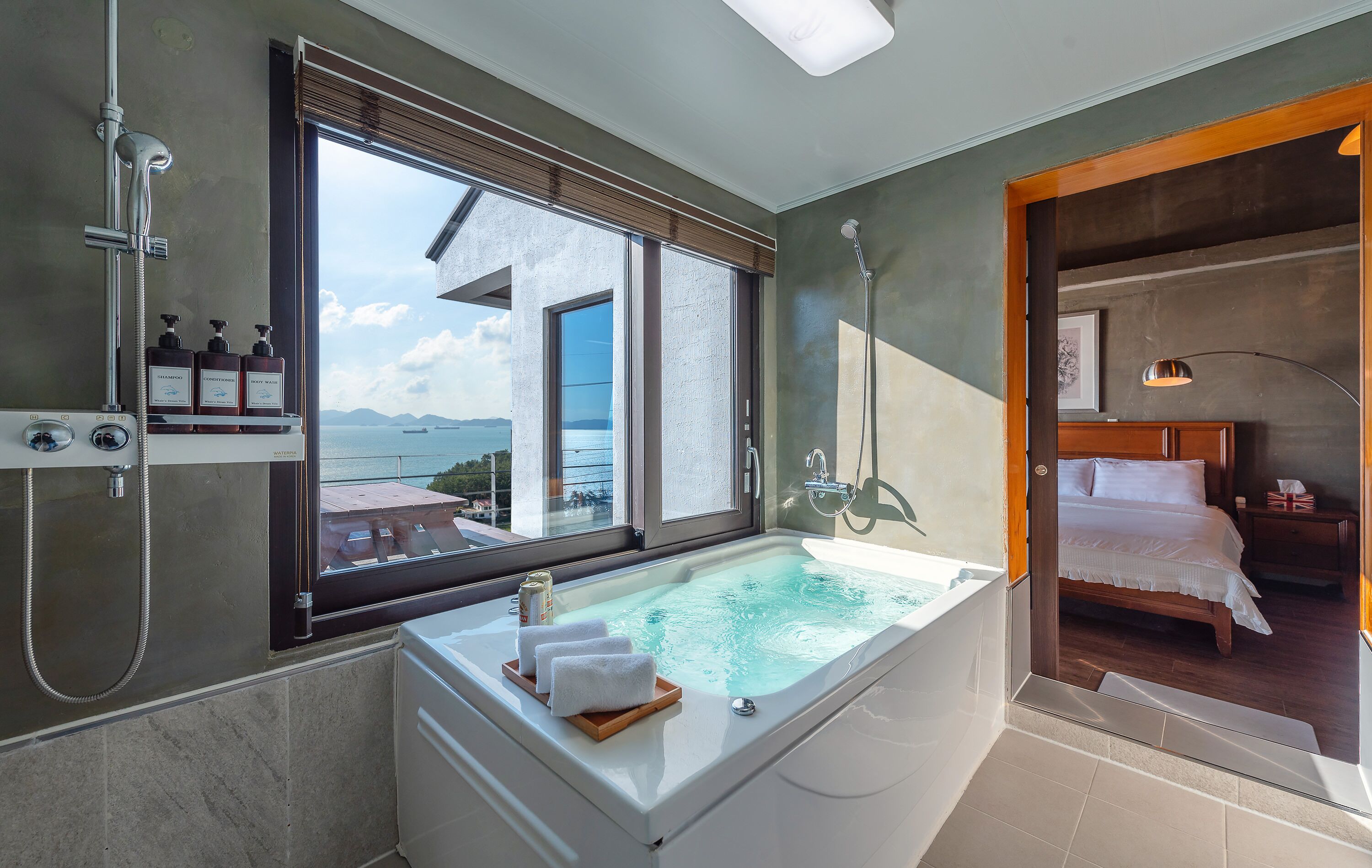 deluxe double room, jetted tub, ocean view (freewilly) | jetted bathtub