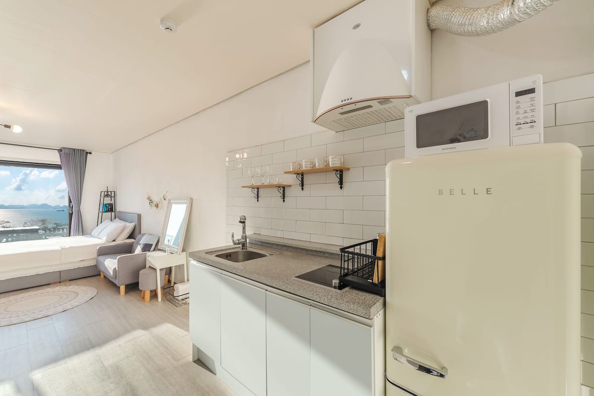 superior double room, terrace, ocean view (shamu) | private kitchen | fridge, microwave, stovetop, electric kettle