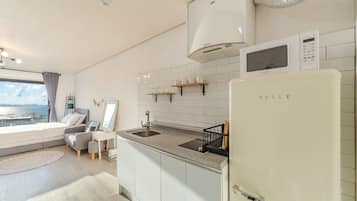 Habitación doble superior, terraza, vistas al mar (Shamu) | Cocina privada | Frigorífico, microondas, placa de cocina y hervidor eléctrico