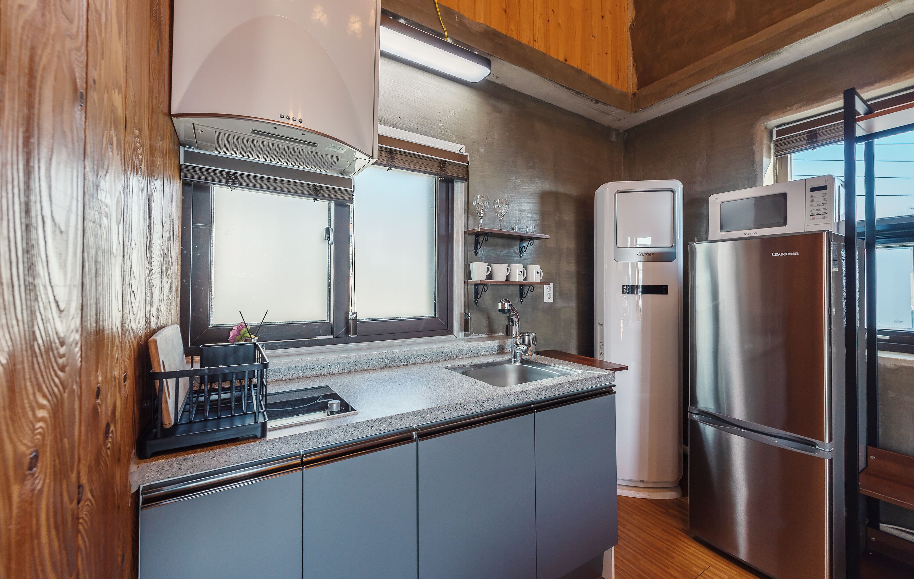 deluxe double room, jetted tub, ocean view (mobydick) | private kitchen | fridge, microwave, stovetop, electric kettle