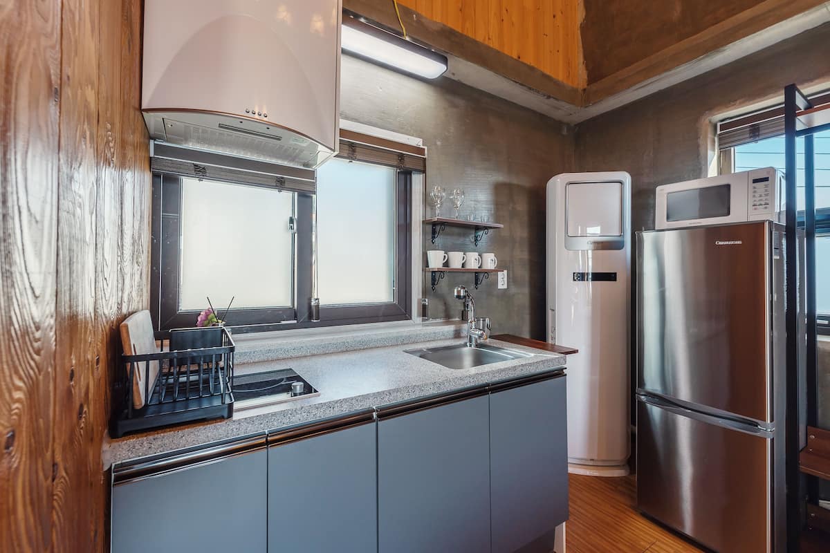 deluxe double room, jetted tub, ocean view (mobydick) | private kitchen | fridge, microwave, stovetop, electric kettle