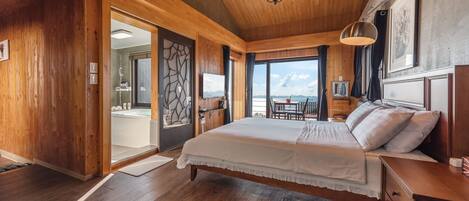 Deluxe Double Room, Jetted Tub, Ocean View (FreeWilly) | Premium bedding, blackout drapes, soundproofing, free WiFi