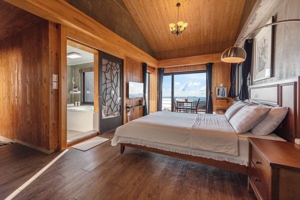 Deluxe Double Room, Jetted Tub, Ocean View (FreeWilly) | Premium bedding, blackout drapes, soundproofing, free WiFi