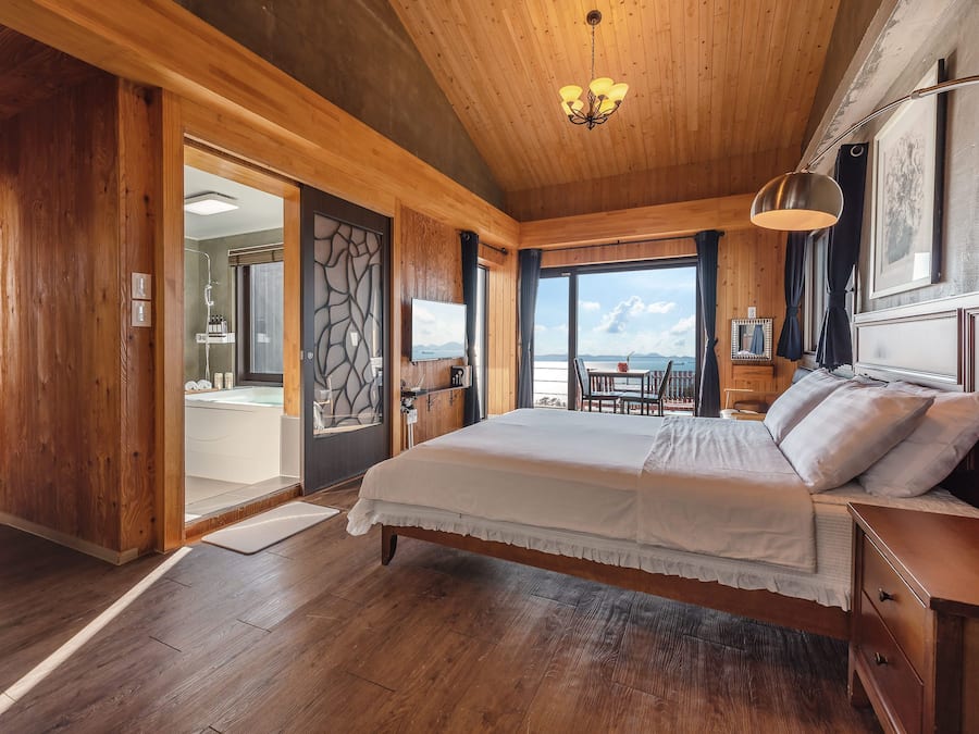 Deluxe Double Room, Jetted Tub, Ocean View (FreeWilly) | Premium bedding, blackout curtains, soundproofing, free WiFi