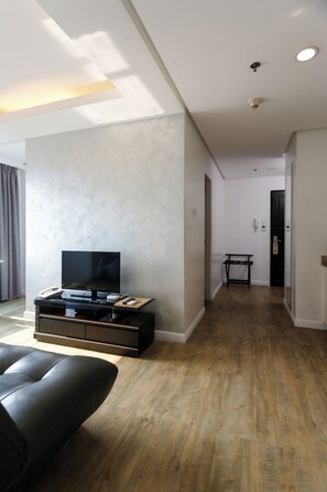 Suite, 1 Schlafzimmer | Essbereich im Zimmer