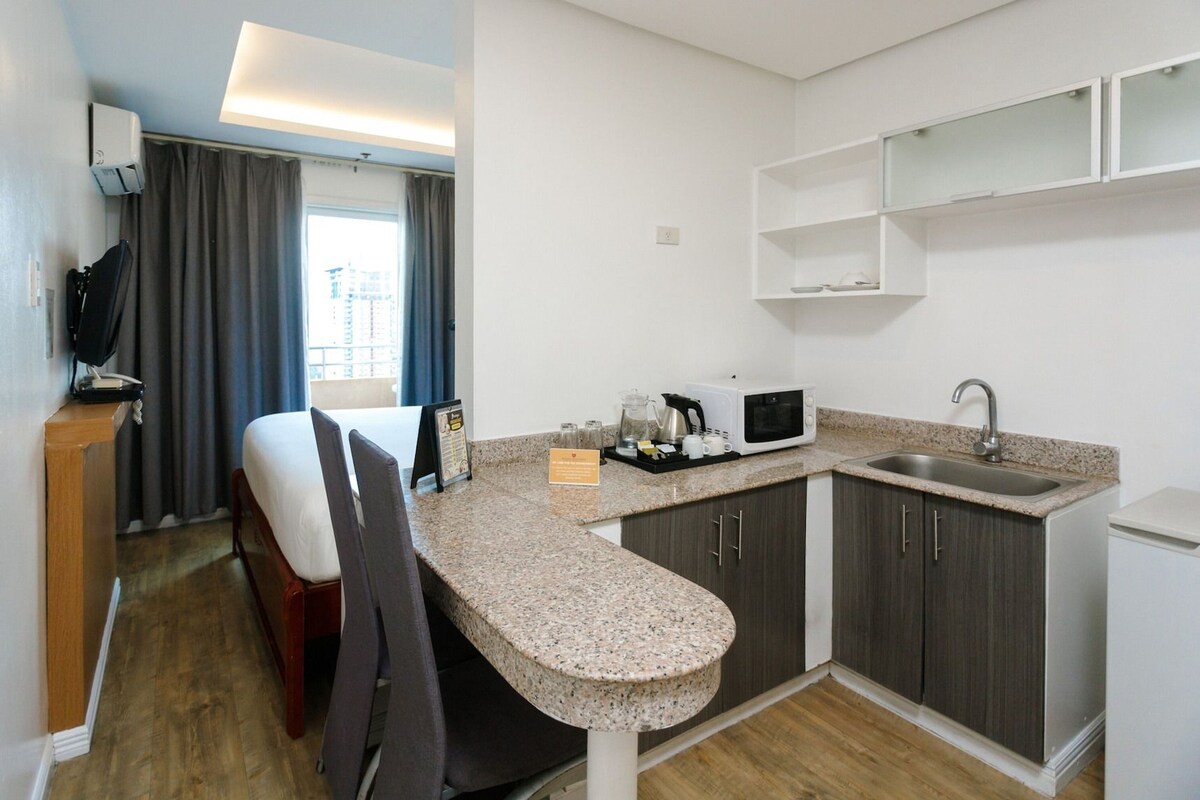Hypo-allergenic bedding available, in-room safe, laptop workspace